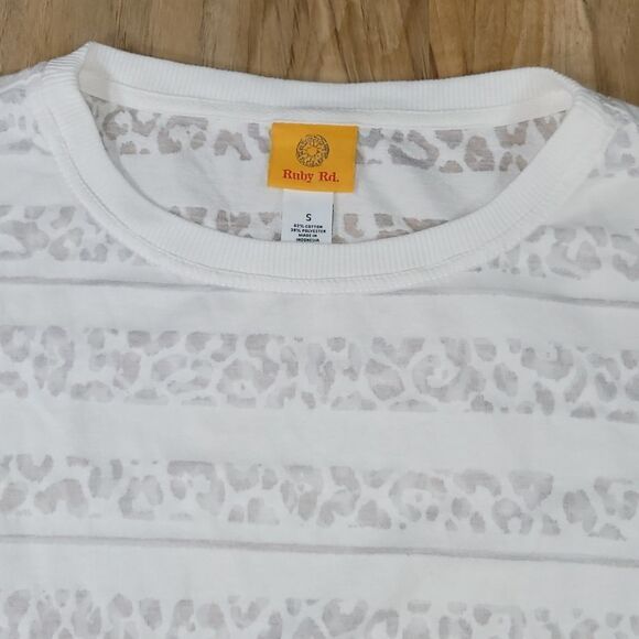🔺️Ruby Rd White Leopard Print Burnout Cuffed Sleeve Top Small - Picture 3 of 8
